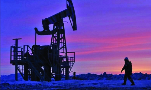 Oil prices fall as US output rise outweighs stock falls