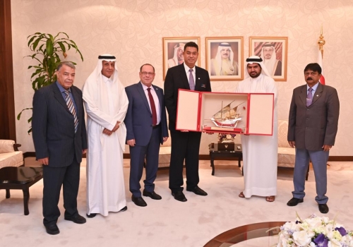HH Shaikh Isa receives visiting volleyball, handball officials