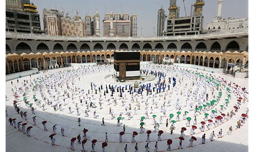 Pilgrims arrive in Mecca