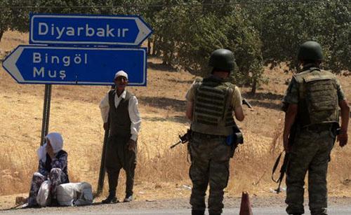 2 Turkish soldiers killed in clashes with Kurdish rebels