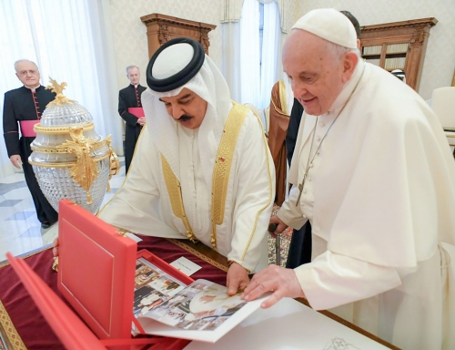 HM King Hamad, Pope Francis discuss Bahrain, Vatican close ties and Mideast events HM King Hamad, Pope Francis discuss Bahrain, Vatican close ties and Mideast events