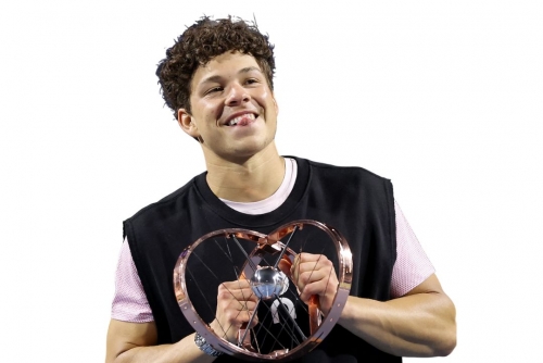 Shelton triumphs in Toronto thriller