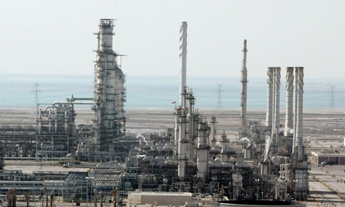 Saudi 2016 growth to dive as debt rises, reserves drop