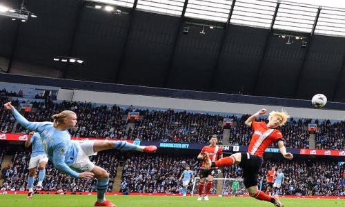 Five-star Man City go top, Spurs smashed by Newcastle