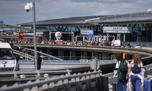 Police kill knife-wielding man at Paris' international airport