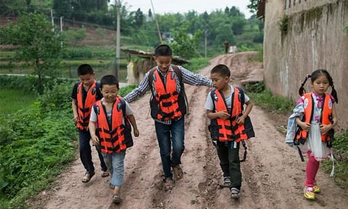  Backpacks, books and life jackets: Time for school in China