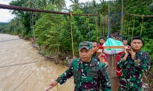 11 dead, 35 missing after Indonesia landslide