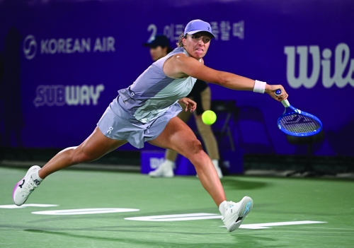 Swiatek recovers from slow start to win Korea Open title Swiatek recovers from slow start to win Korea Open title