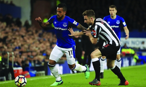 Walcott lifts Everton to victory