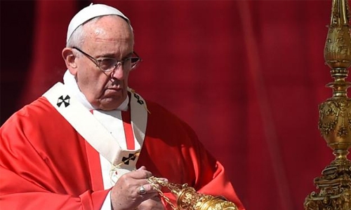 Pope washes asylum seekers' feet in Easter ritual