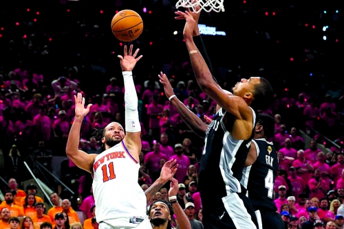Knicks rally to beat Spurs in NBA Finals game-one thriller