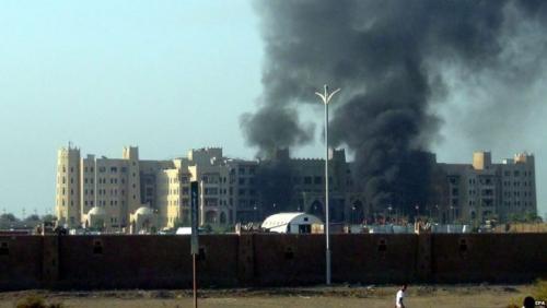 Yemen conflict: Hotel used by PM Badah hit in Aden