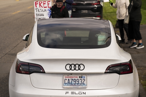 Musk eyes exit, wants to get back to business 