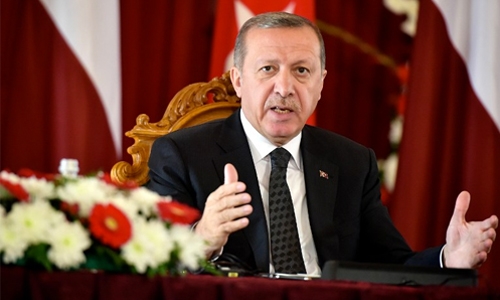 Turkey's Erdogan speaks to leaders in Qatar-Gulf row