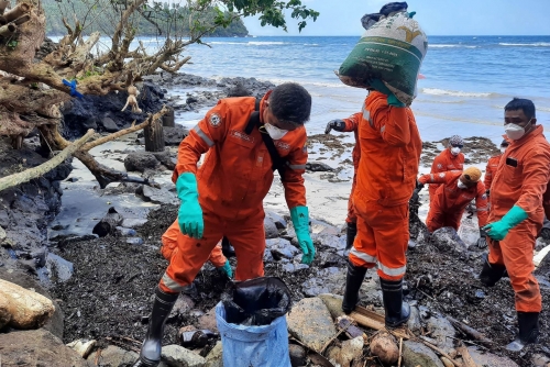 Dozens sick in Philippine villages hit by oil spill Dozens sick in Philippine villages hit by oil spill
