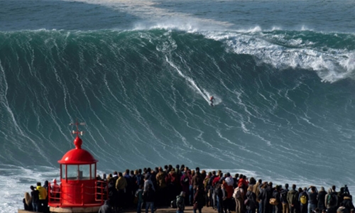 Extreme surfers catch record waves in Portuguese town Extreme surfers catch record waves in Portuguese town