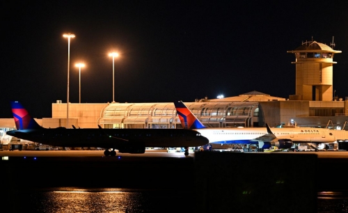 US cuts flights amid shutdown US cuts flights amid shutdown