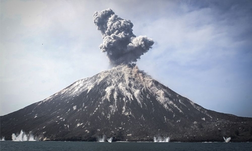 Angry ‘Child of Krakatoa’ volcano rumbles on Angry ‘Child of Krakatoa’ volcano rumbles on