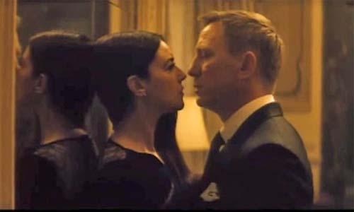 India board censors Bond's kissing