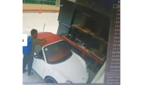 Bahrain police arrest man who cut hole in car's roof to steal valuables, money