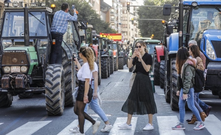 Hundreds of tractors paralyse Valencia as Spanish farmers protest