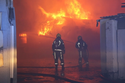 Civil Defense Successfully Extinguishes Warehouse Fire in Al-Naeem, Rescues 9 Workers Civil Defense Successfully Extinguishes Warehouse Fire in Al-Naeem, Rescues 9 Workers