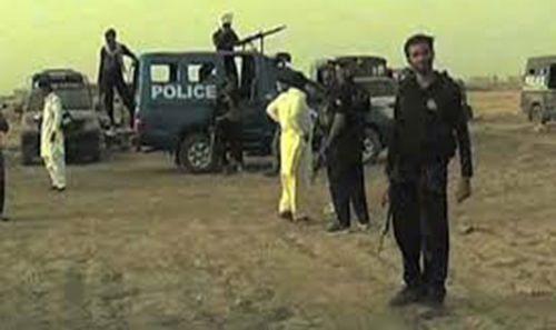 Gangsters release 24 Pakistani policemen, surrender to army