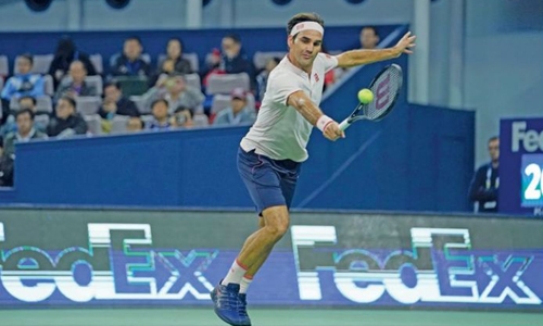 Federer makes shaky start to Shanghai defence