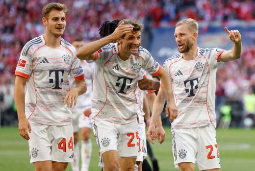 Kane tastes first title as Bayern see off Mueller