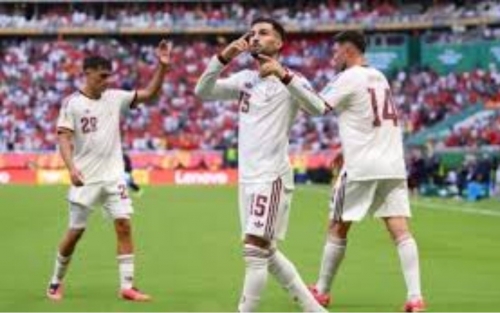 Favorites Spain see off 10-man Uruguay