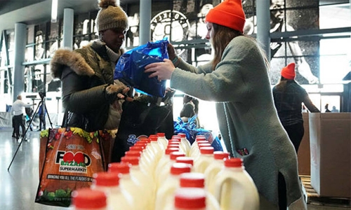 After a month of shutdown, US workers turn to food banks After a month of shutdown, US workers turn to food banks