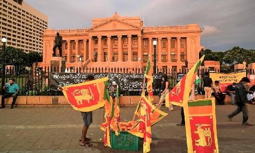 Sri Lankans flee capital as political leaders seek solution to crisis