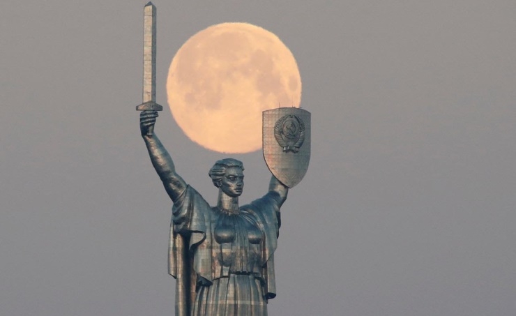 Largest supermoon of 2020 rises on a world battling COVID-19