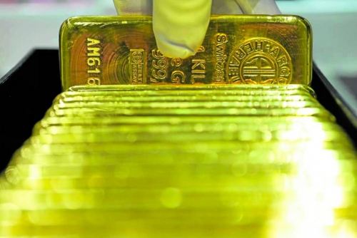 Gold tops $4,000 for first time on political, economic worries