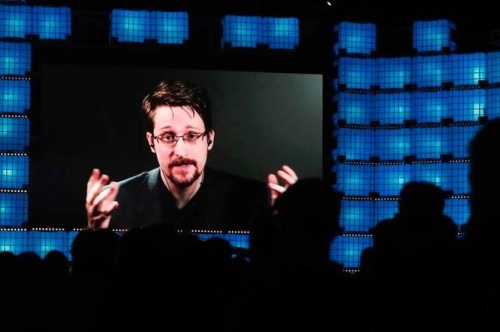 US whistleblower Snowden gets a Russian passport 