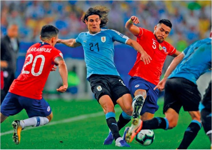 Cavani heads Uruguay over Chile 