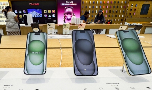 Trump expands Apple tariff threat to all smartphones Trump expands Apple tariff threat to all smartphones