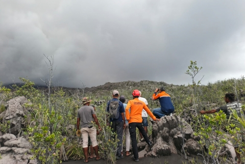 Indonesia rescuers search for hikers killed in volcanic eruption Indonesia rescuers search for hikers killed in volcanic eruption