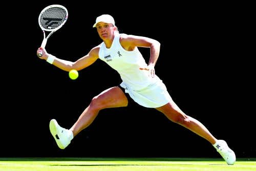 Superb Swiatek, Zverev cruise into Wimbledon last 32 Superb Swiatek, Zverev cruise into Wimbledon last 32
