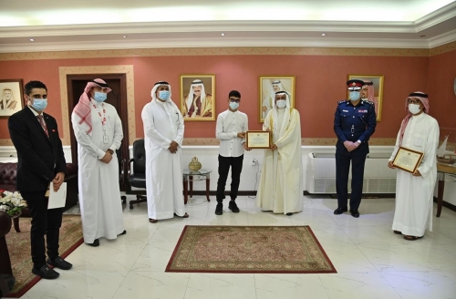Bahraini honoured for returning misplaced cash