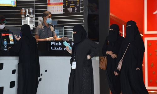 Saudi citizens married to non-Saudis can now travel through border points