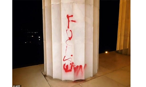 Lincoln Memorial in Washington vandalized with spray paint