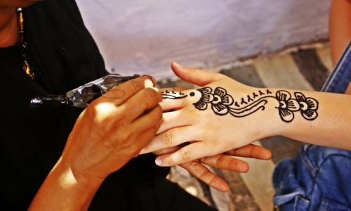 Bahrain dermatologist warns against use of black henna