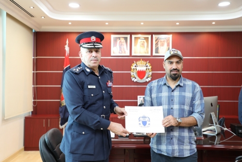 Bahrain police honour citizen for returning lost envelope containing BD 12,900
