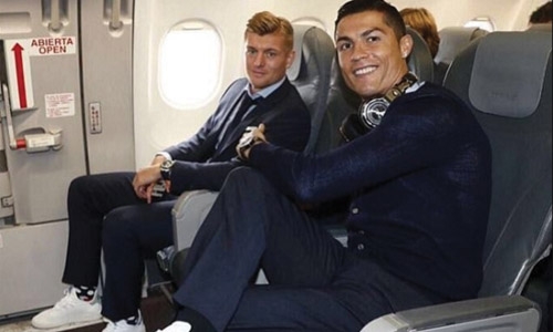 Ronaldo and team-mates take off for London