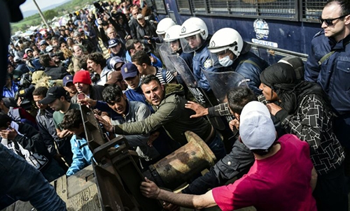 Greek police evacuate 1,000 more migrants from squalid camp