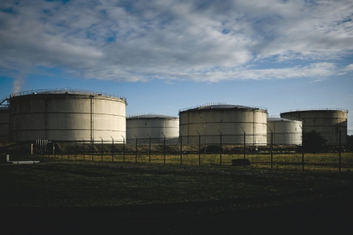Oil prices drop awaiting Mideast peace progress Oil prices drop awaiting Mideast peace progress