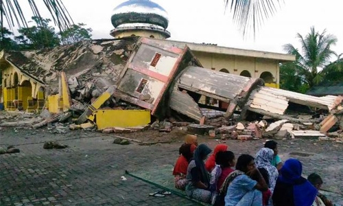 Indonesia quake toll jumps to 97 as more bodies found in rubble Indonesia quake toll jumps to 97 as more bodies found in rubble