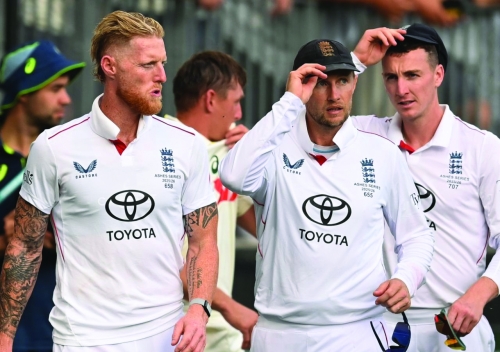 Boycott urges England to ‘use their brains’ in quest to level Ashes 